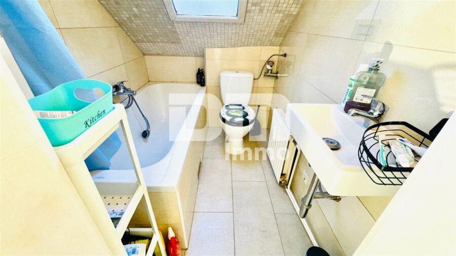 Kompakte Dreizimmer DG Wohnung in gepflegtem Dreifamilienhaus in gesuchter Lage - Bad / Wanne